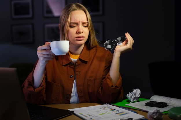 Vorderansicht der Frau mit Kaffee