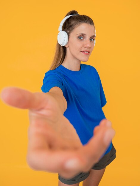 Kostenloses Foto vorderansicht der frau mit musikkonzept