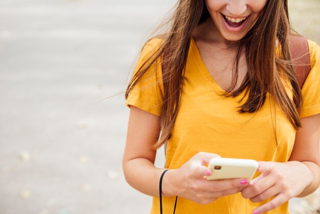 Vorderansicht der Frau Telefon halten