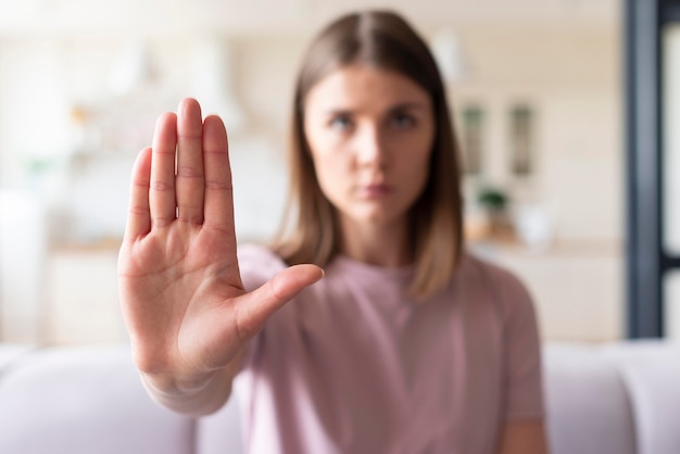 Vorderansicht der Frau unter Verwendung der Gebärdensprache