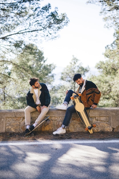 Kostenloses Foto vorderansicht der freunde mit skateboards