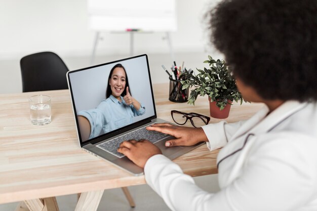 Vorderansicht der Geschäftsfrau auf Laptop