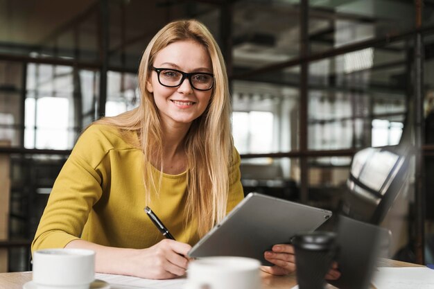 Vorderansicht der Geschäftsfrau, die am Schreibtisch arbeitet