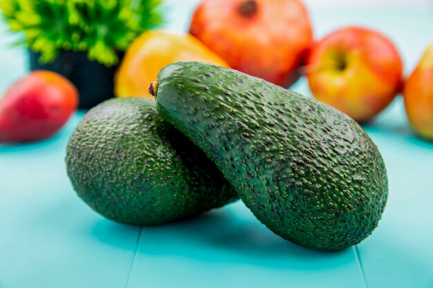 Vorderansicht der grünen und frischen Avocado auf blauer Oberfläche