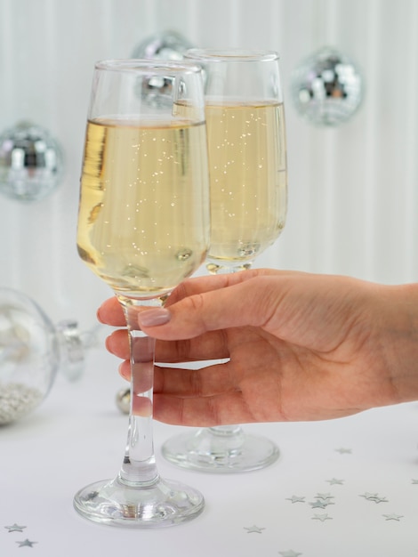 Vorderansicht der Hand Champagnerglas halten