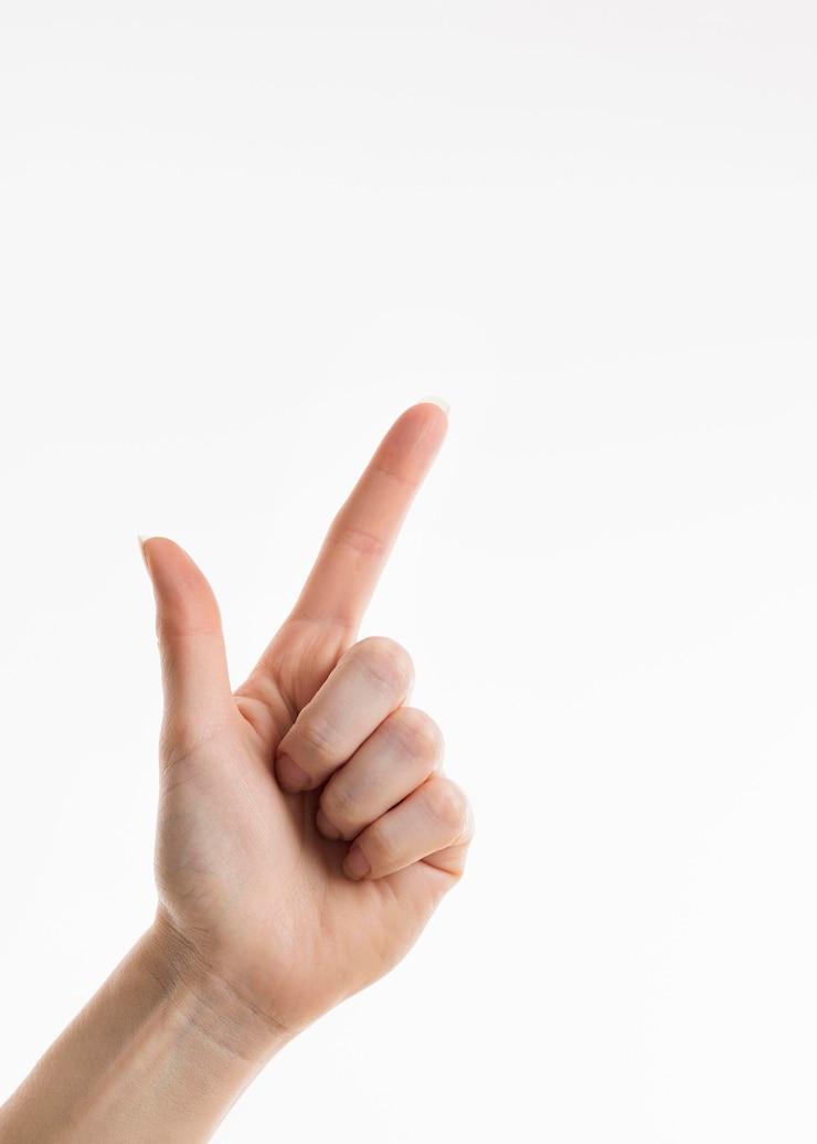 Kostenlose Foto vorderansicht der hand, die zur oberen rechten ecke zeigt