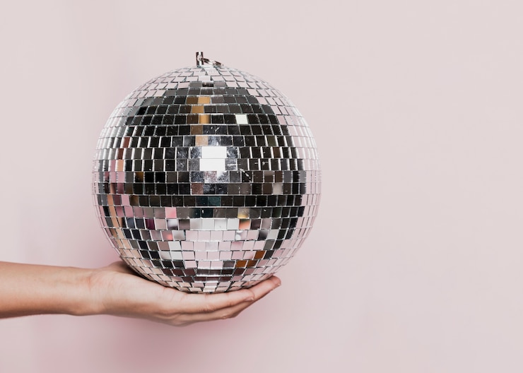 Kostenlose Foto vorderansicht der handdiscokugel