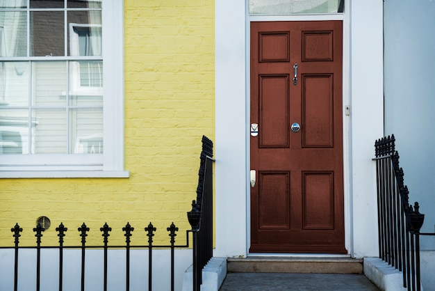 Vorderansicht der Haustür mit blauer und gelber Wand