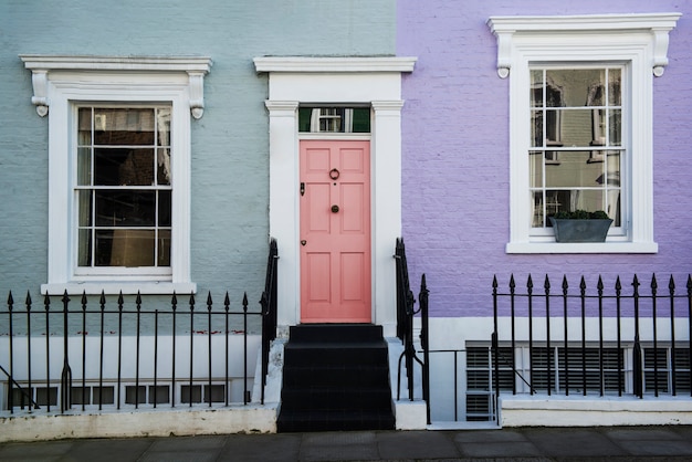 Vorderansicht der Haustür mit blauer und violetter Wand