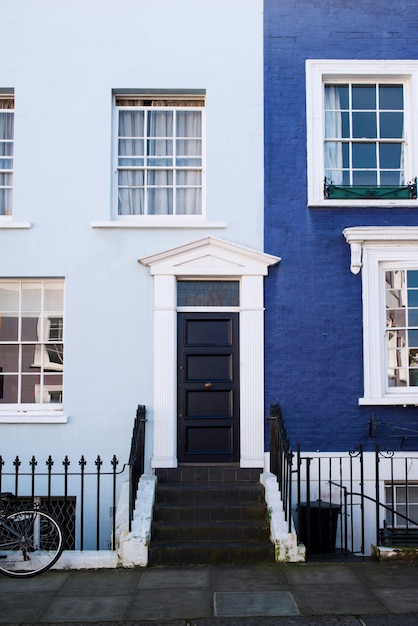Vorderansicht der Haustür mit blauer Wand