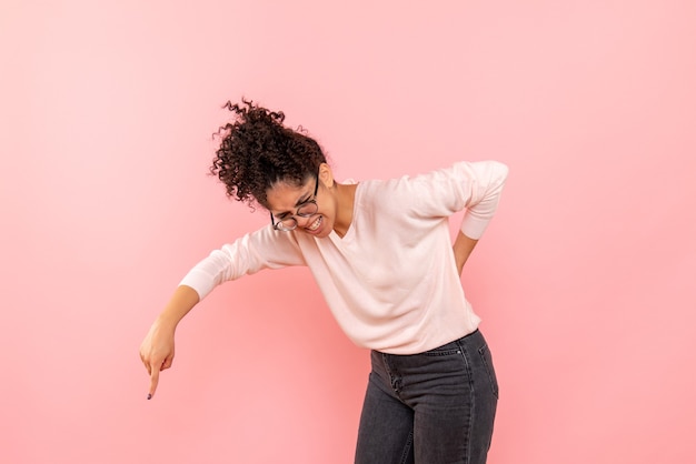 Vorderansicht der jungen Frau an der rosa Wand