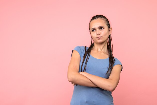 Vorderansicht der jungen Frau auf rosa Emotionsmodelljugendmädchenhaar