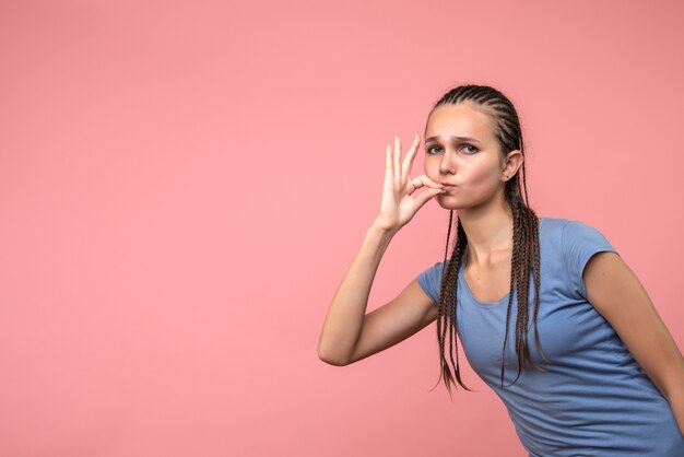 Vorderansicht der jungen Frau auf rosa Mädchenjugendmodell-Emotionsfarbe