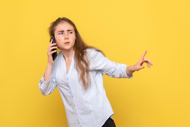 Vorderansicht der jungen Frau, die am Telefon spricht