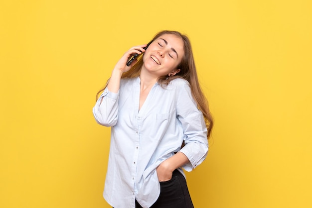 Vorderansicht der jungen Frau, die am Telefon spricht