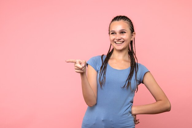 Vorderansicht der jungen Frau, die auf Rosa lacht