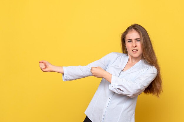 Vorderansicht der jungen Frau, die sich freut