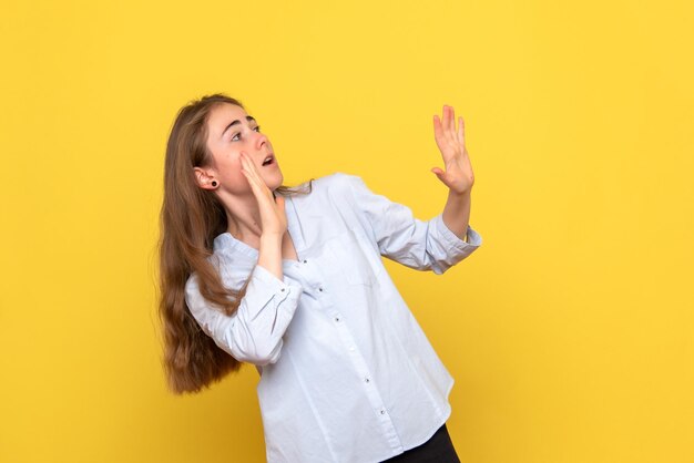 Vorderansicht der jungen Frau erschrocken