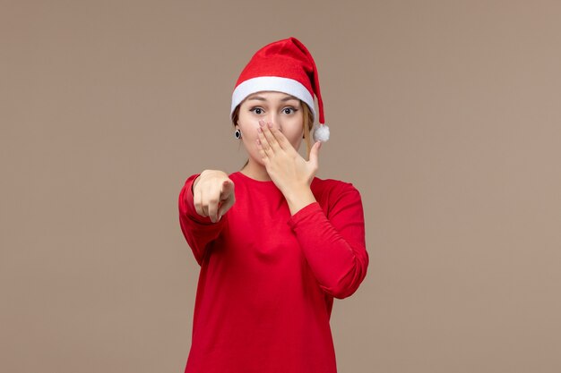 Vorderansicht der jungen Frau mit Weihnachtsumhang auf Braun