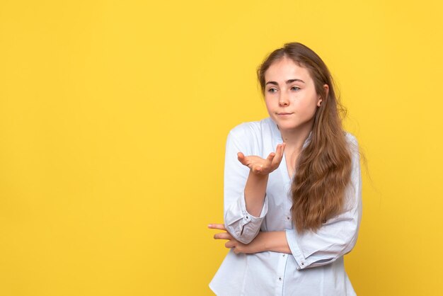 Vorderansicht der jungen weiblichen posieren