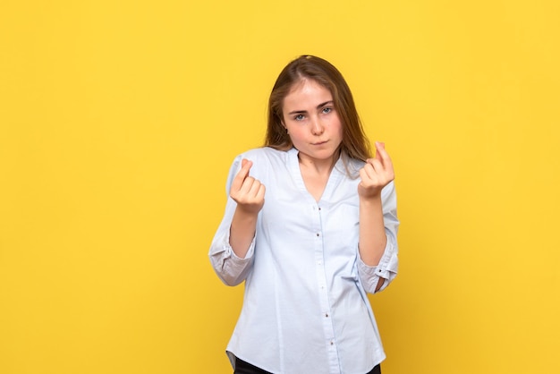 Vorderansicht der jungen weiblichen posieren