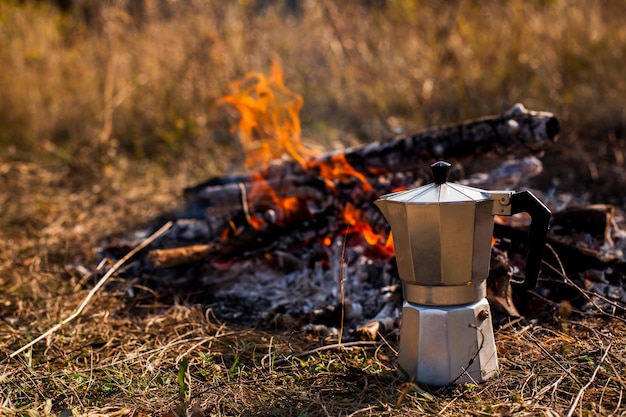 Vorderansicht der Kaffeemühle und des Lagerfeuers