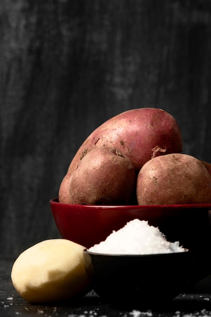 Kostenloses Foto vorderansicht der kartoffeln in der schüssel mit salz