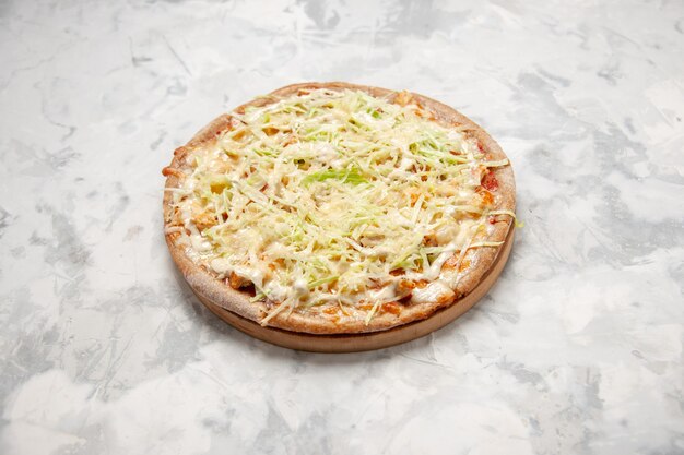 Vorderansicht der köstlichen hausgemachten veganen Pizza auf weißer Oberfläche mit freiem Platz