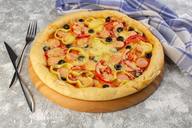 Vorderansicht der köstlichen käsigen Pizza mit Oliven, Würstchen und Tomaten