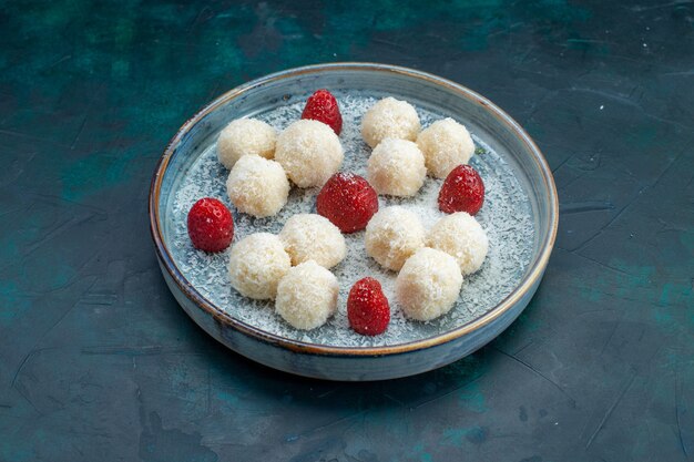 Vorderansicht der köstlichen Kokosnussbonbons mit Erdbeeren