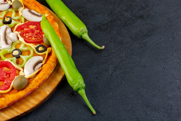 Vorderansicht der köstlichen Pilzpizza mit roten Tomaten, Paprika und Oliven