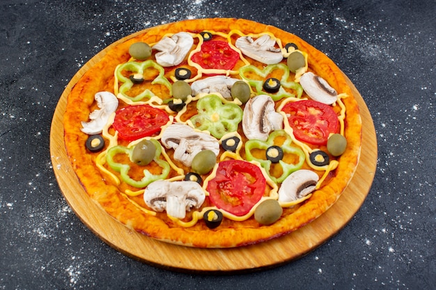 Vorderansicht der köstlichen Pilzpizza mit roten Tomaten, Paprika und Oliven