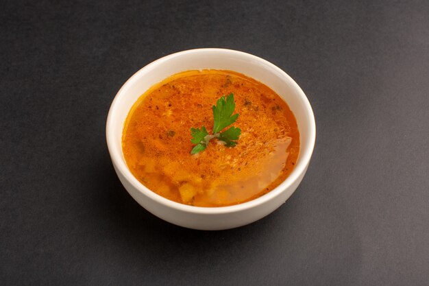 Vorderansicht der köstlichen Suppe innerhalb Platte auf dem dunklen Schreibtisch Suppe Essen Abendessen Mahlzeit Gericht