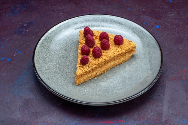 Vorderansicht der Kuchenscheibe köstlich mit Himbeeren auf der dunklen Oberfläche