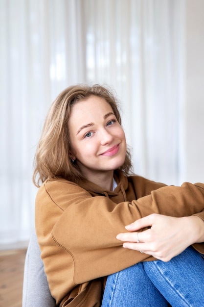 Kostenloses Foto vorderansicht der lächelnden frau zu hause