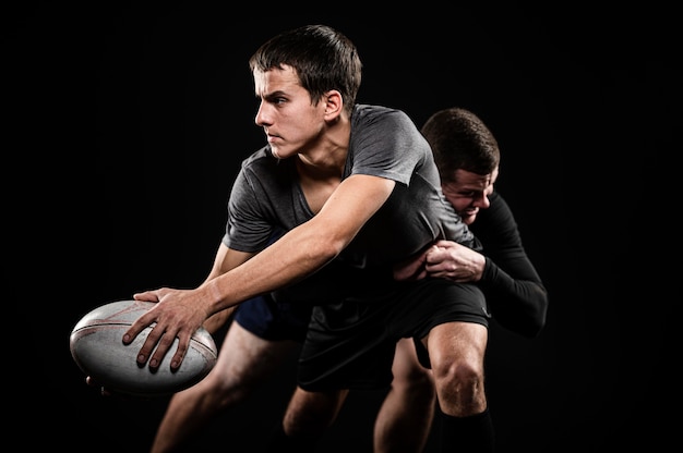 Vorderansicht der männlichen Rugbyspieler mit Ball