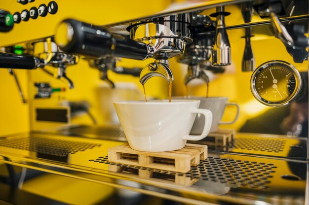 Vorderansicht der Maschine, die Kaffee macht