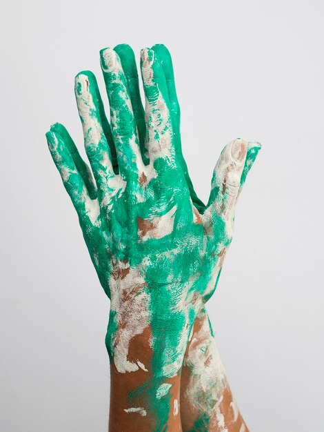 Vorderansicht der mit Farbe bedeckten Hände