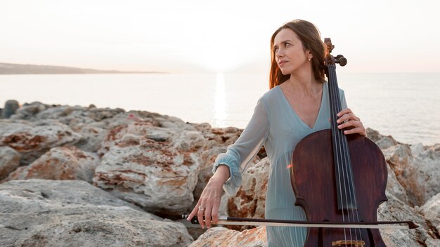 Vorderansicht der Musikerin, die Cello spielt