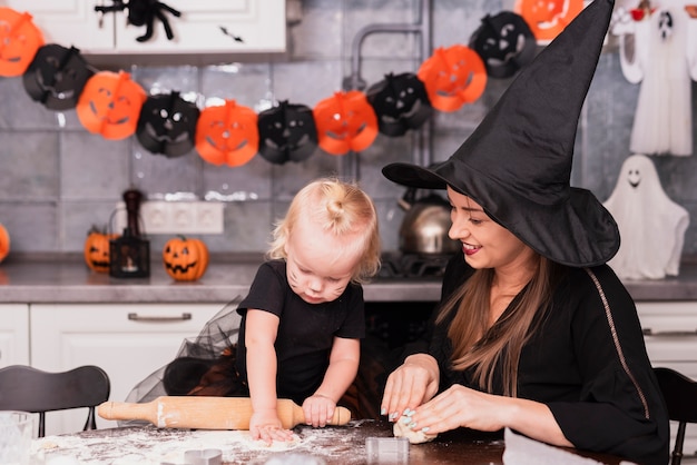 Kostenloses Foto vorderansicht der mutter und der tochter, die plätzchen machen