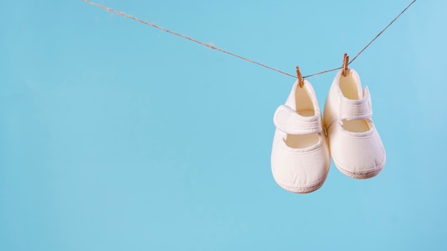 Vorderansicht der netten kleinen Babyschuhe mit Exemplarplatz