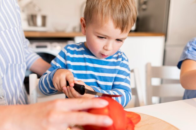 Vorderansicht der niedlichen Familie, die zu Hause kocht