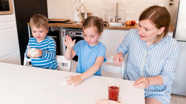 Vorderansicht der niedlichen Familie, die zusammen kocht