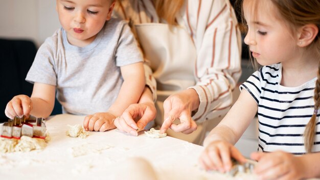 Vorderansicht der niedlichen Familie, die zusammen kocht