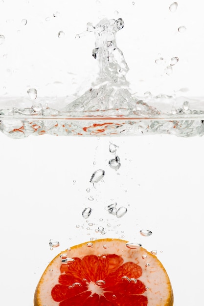 Vorderansicht der Orangenscheibe im Wasser