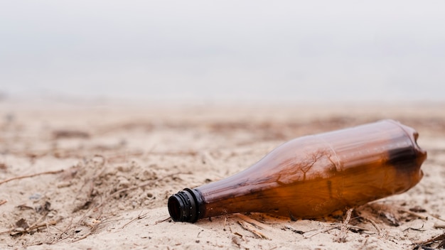 Kostenloses Foto vorderansicht der plastiktüte am boden