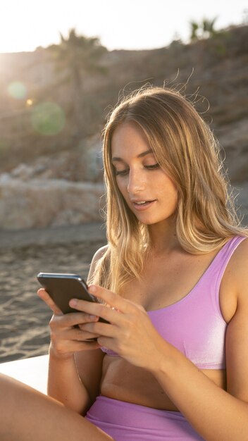 Vorderansicht der schönen Frau am Strand