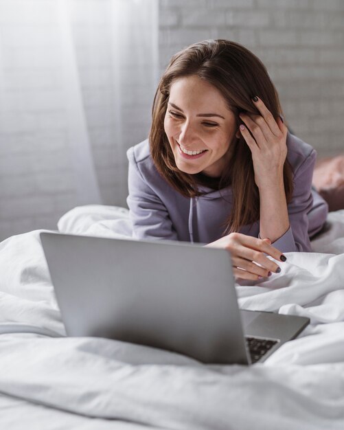 Vorderansicht der schönen Frau auf Laptop