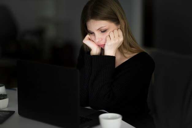 Vorderansicht der schönen Frau, die am Schreibtisch arbeitet