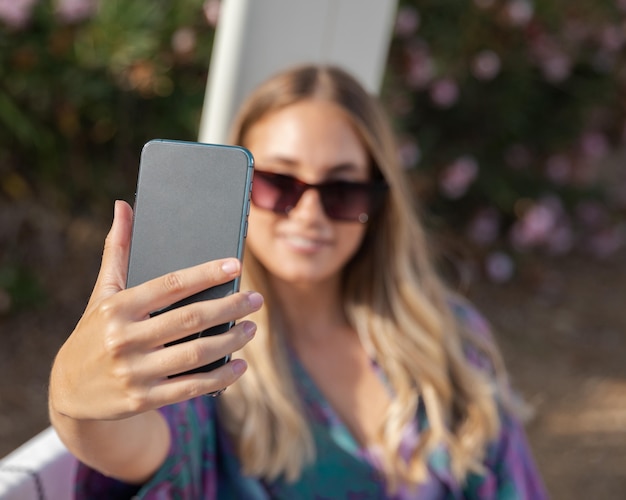 Vorderansicht der schönen Frau, die ein selfie nimmt